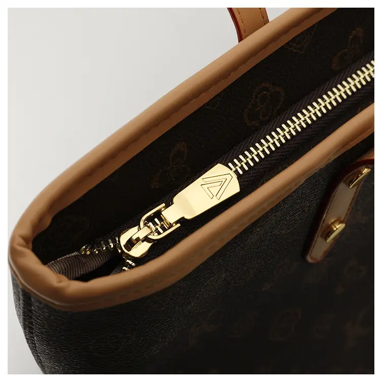 Large Capacity Women's Beige Monogram Shoulder Bag — feature 6