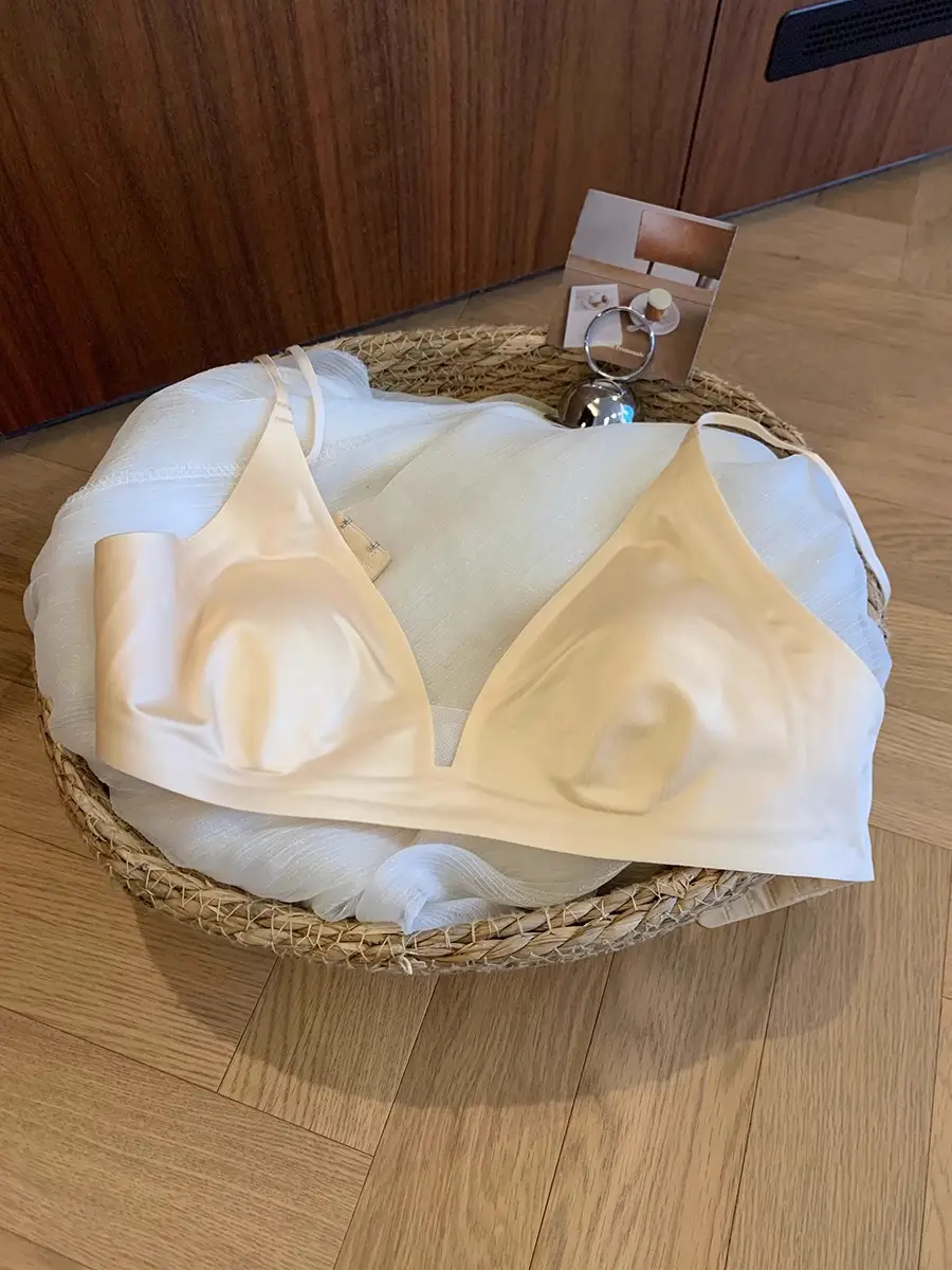 French Satin Nude Rabbit Ear Cup Bra for Women Summer Thin Breathable Big Breasts Showing Small Seamless Bra Without Rims
