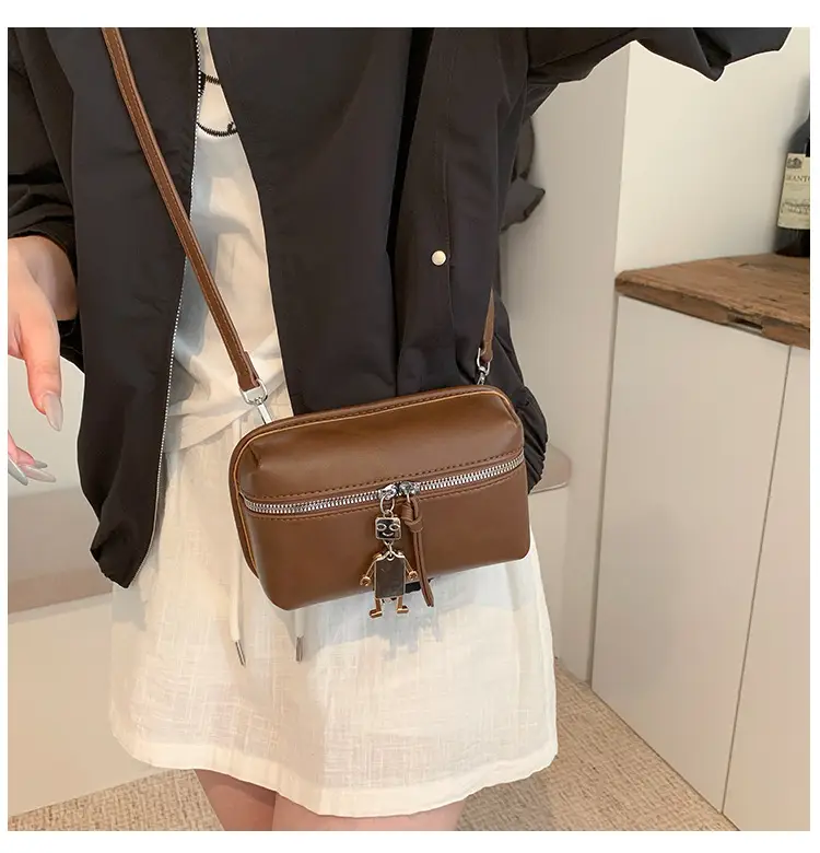 Women's Cream Crossbody Bag with Chain Strap — feature 11