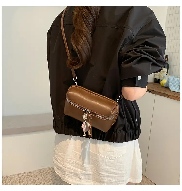 Women's Cream Crossbody Bag with Chain Strap — feature 12