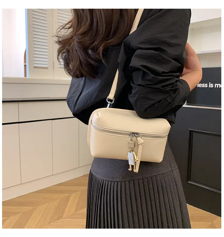 Women's Cream Crossbody Bag with Chain Strap — feature 13