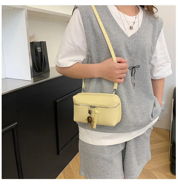 Women's Cream Crossbody Bag with Chain Strap — feature 17