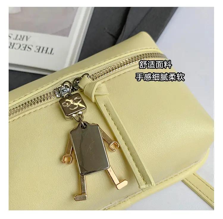 Women's Cream Crossbody Bag with Chain Strap — feature 4