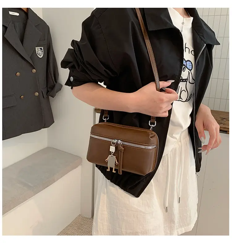 Women's Cream Crossbody Bag with Chain Strap — feature 9