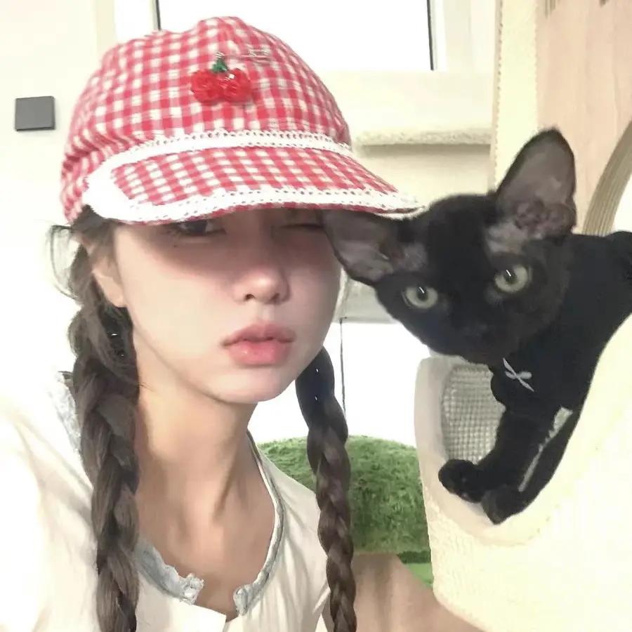 Korean Style Red Plaid Cap for Women with Cat Design - Image 5