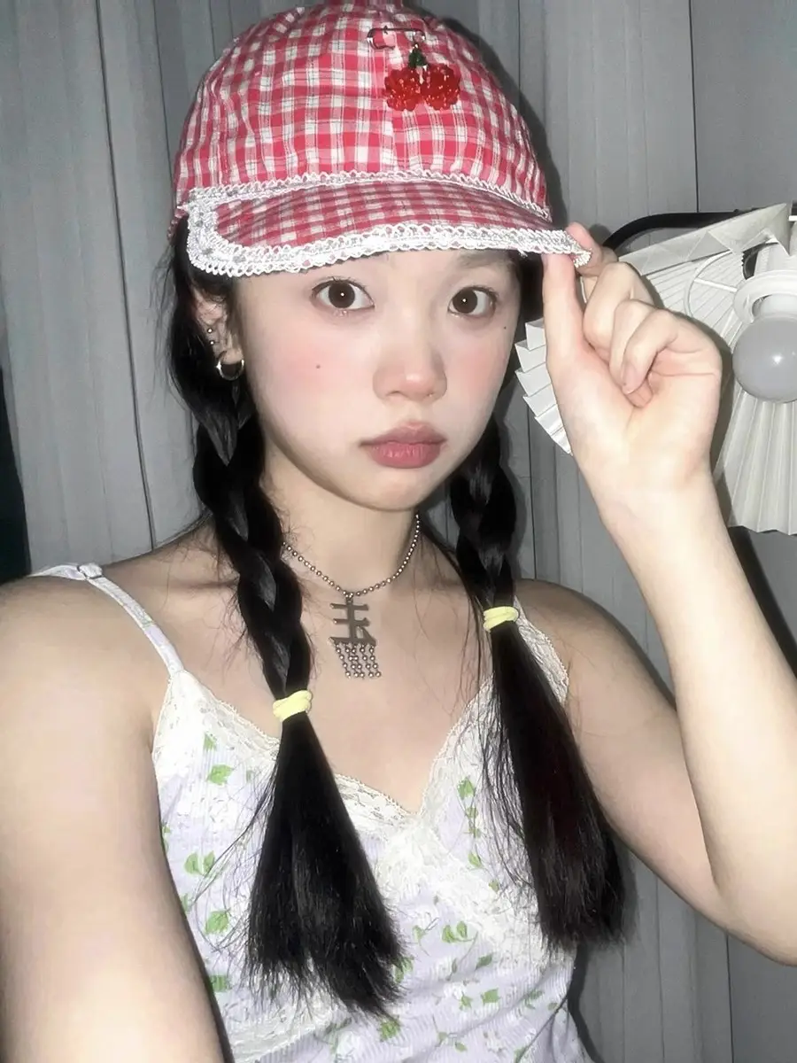 Korean Style Red Plaid Cap for Women with Cat Design — feature 3