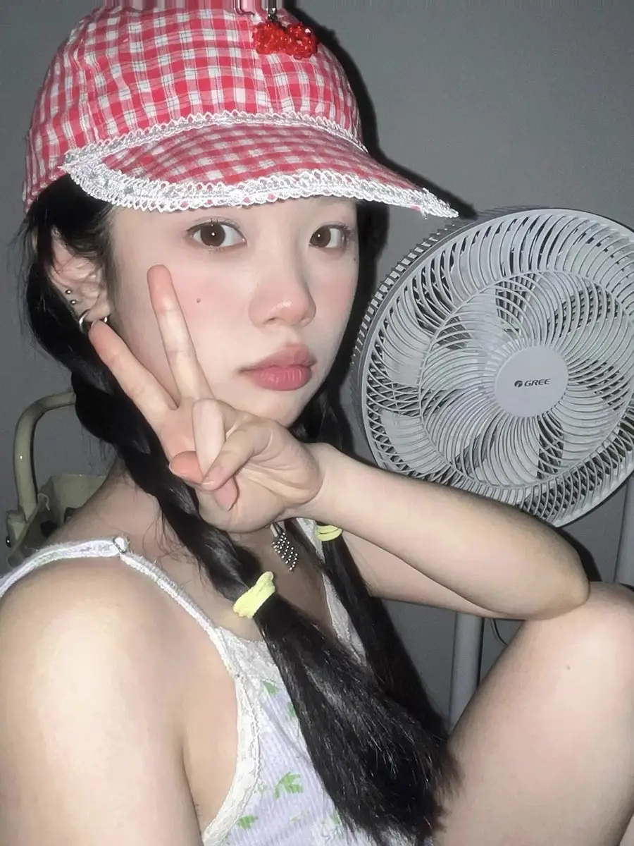 Korean Style Red Plaid Cap for Women with Cat Design — feature 4