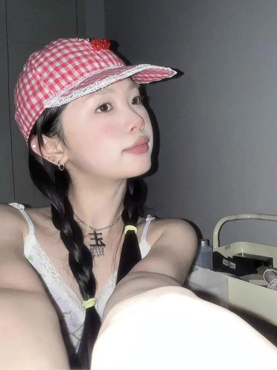 Korean Style Red Plaid Cap for Women with Cat Design — feature 5