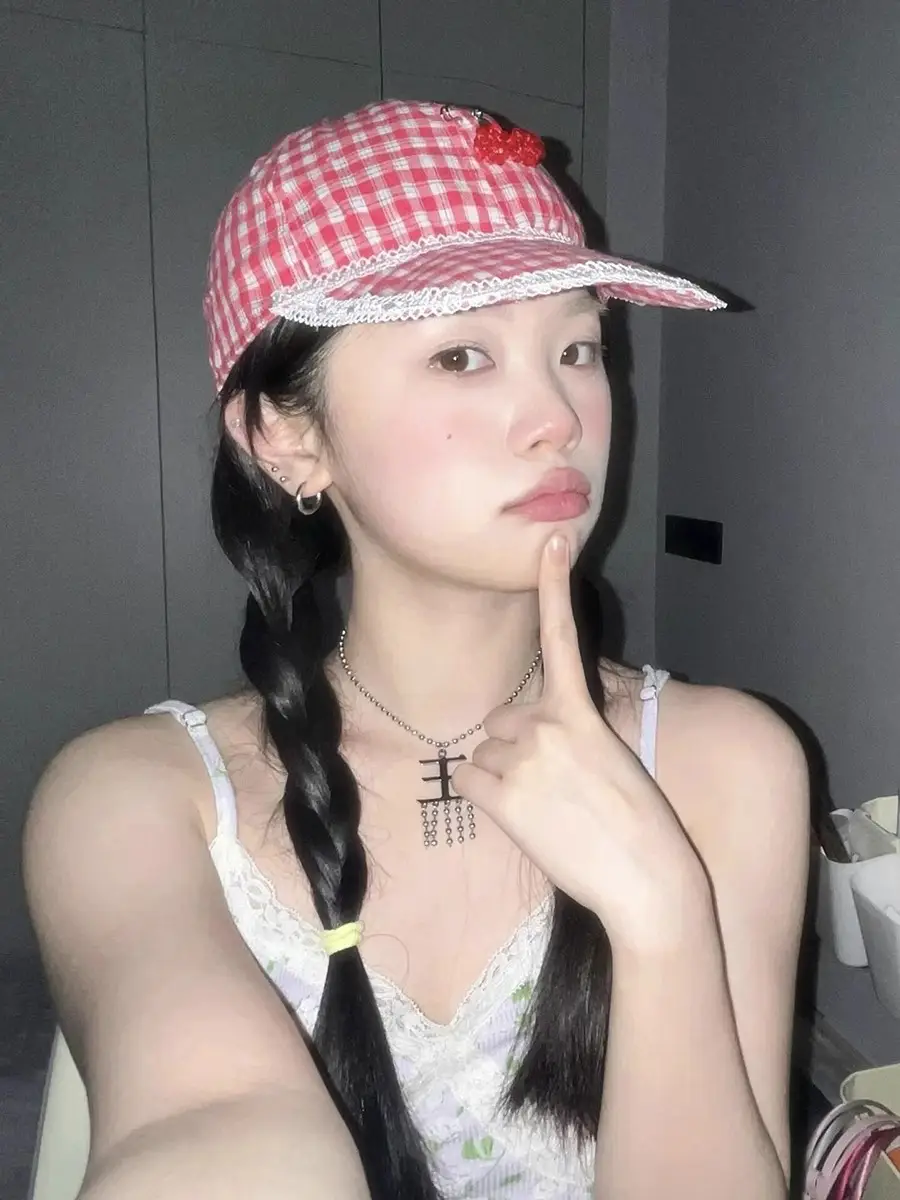 Korean Style Red Plaid Cap for Women with Cat Design — feature 6