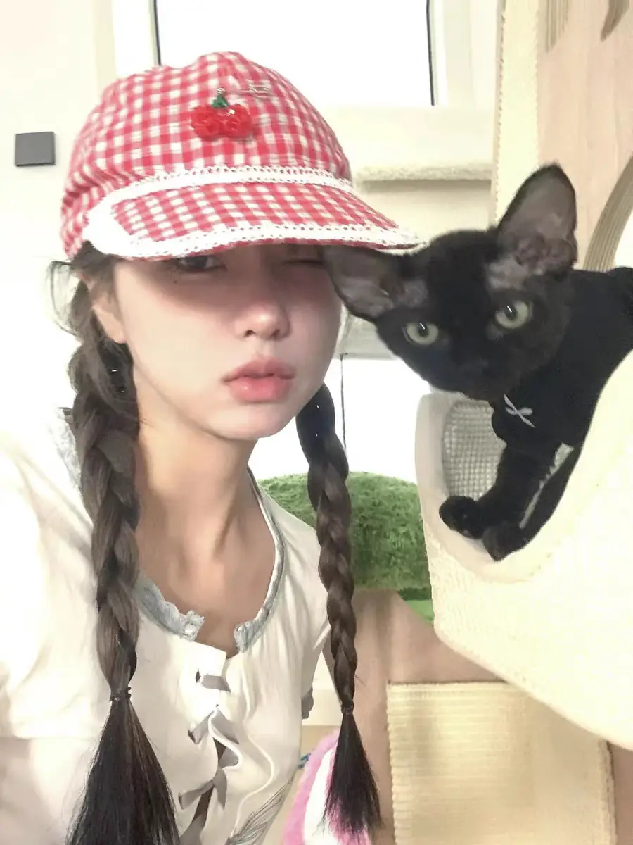 Korean Style Red Plaid Cap for Women with Cat Design — feature 7