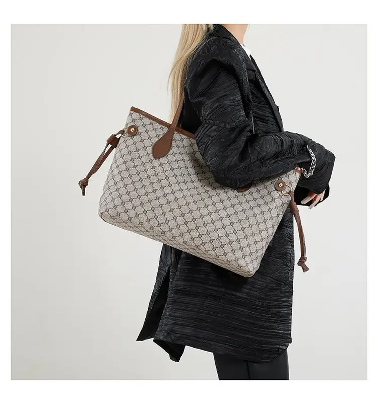 2026 Women's Large Capacity Cross-Border Tote Bag with Retro Print — feature 17
