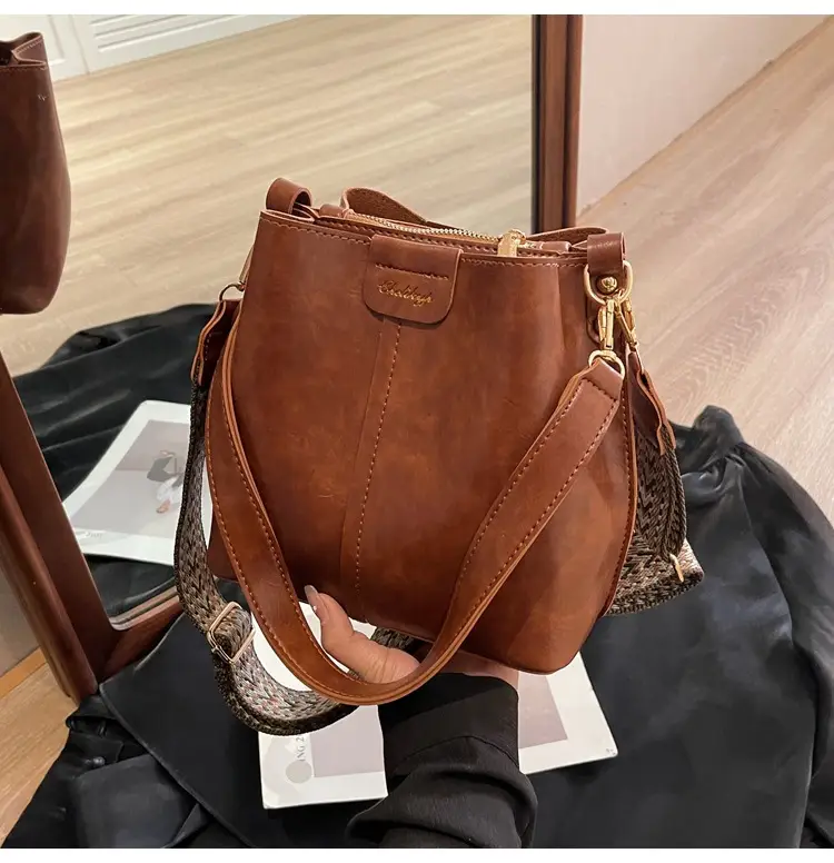 Korean Style Women's Leather Bag Beige 2026 — feature 32