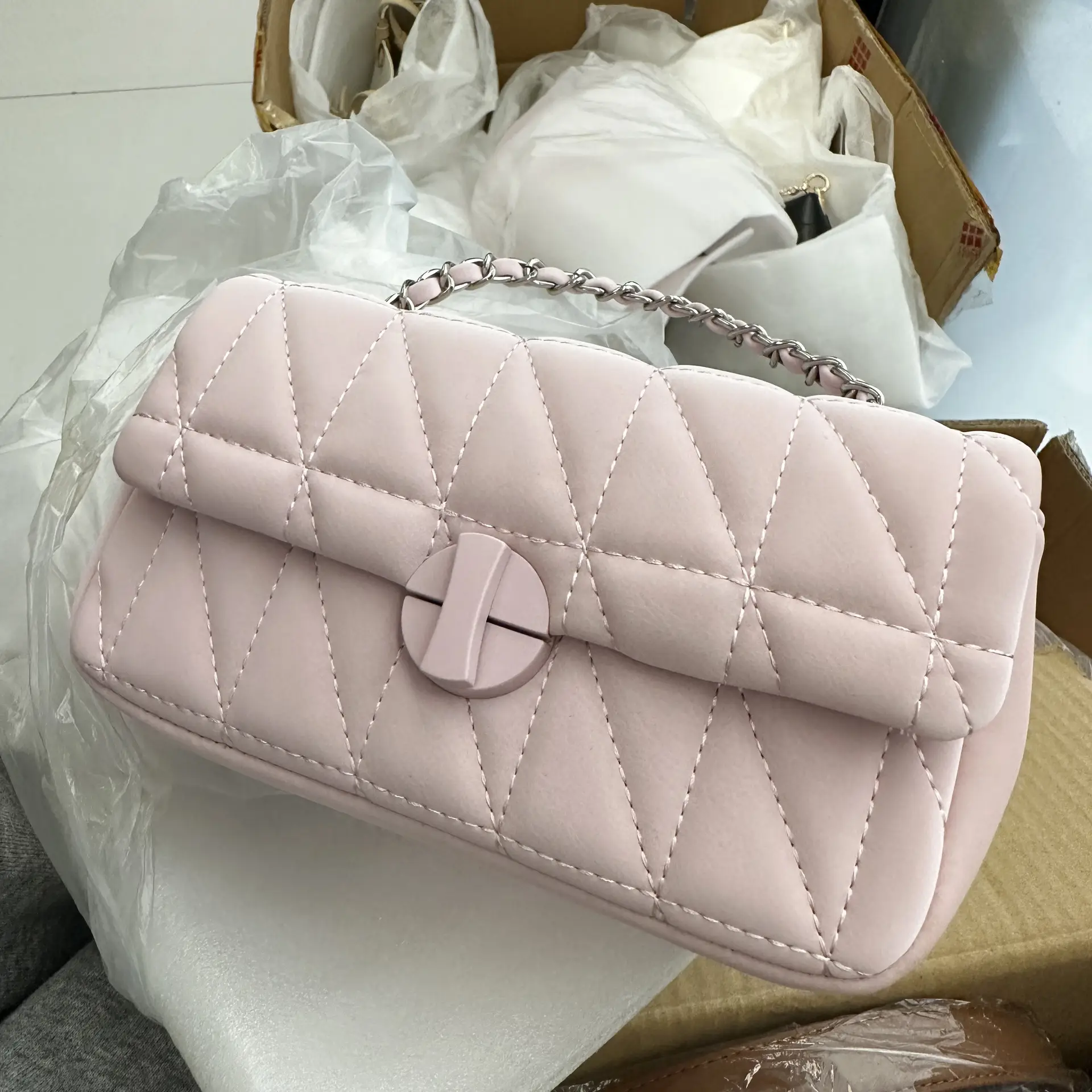 Pink Quilted Chain Crossbody Bag for Women - Image 2