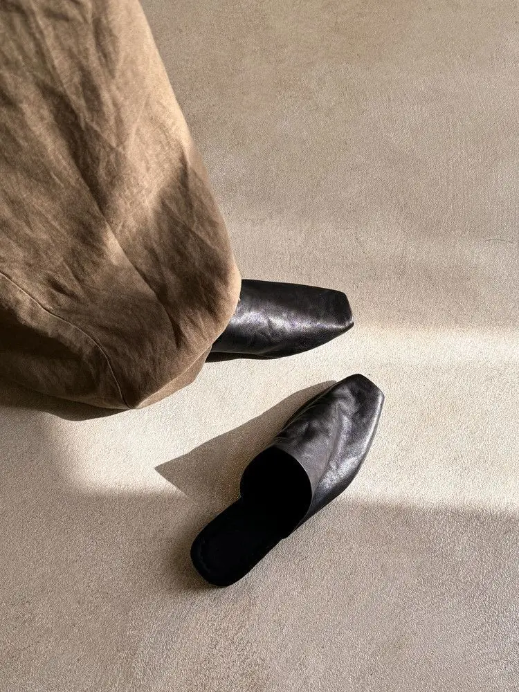 Women Soft Leather Niche Slip-On Toe Cap Mules Black — feature 9
