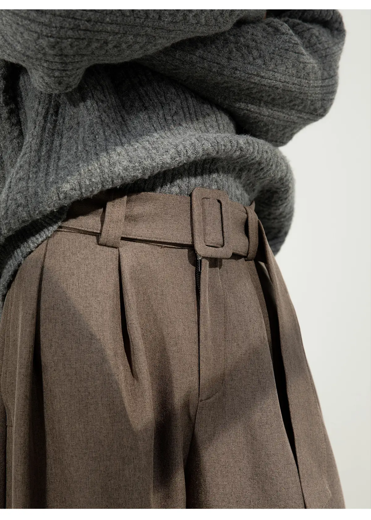 Men's Old Money Style Belt Trousers Brown — feature 11