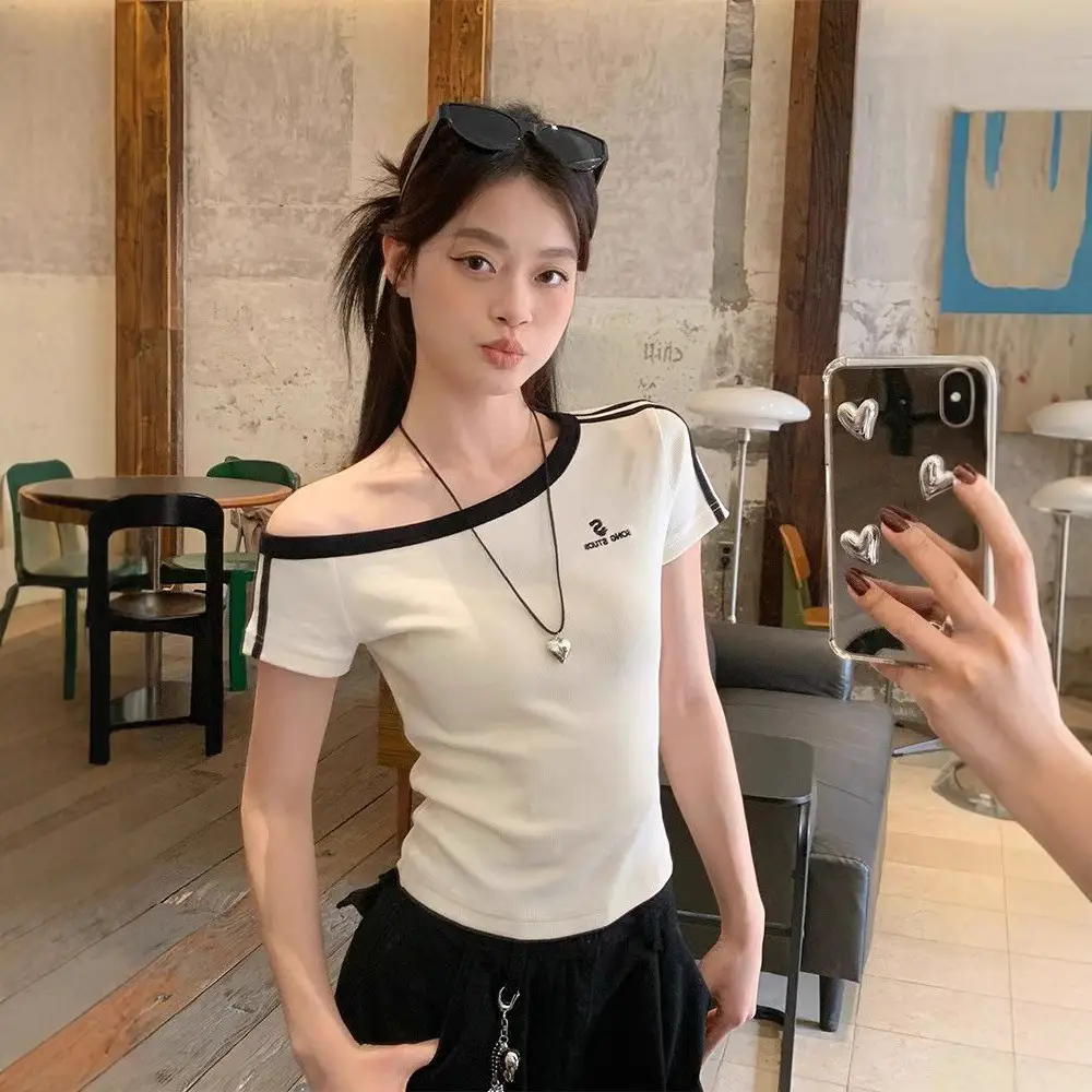 Korean-Style Gray Lettered One-Shoulder Short-Sleeve T-Shirt for Women, Pleated Slim-Fit, Summer New Off-Shoulder Design Top for Women