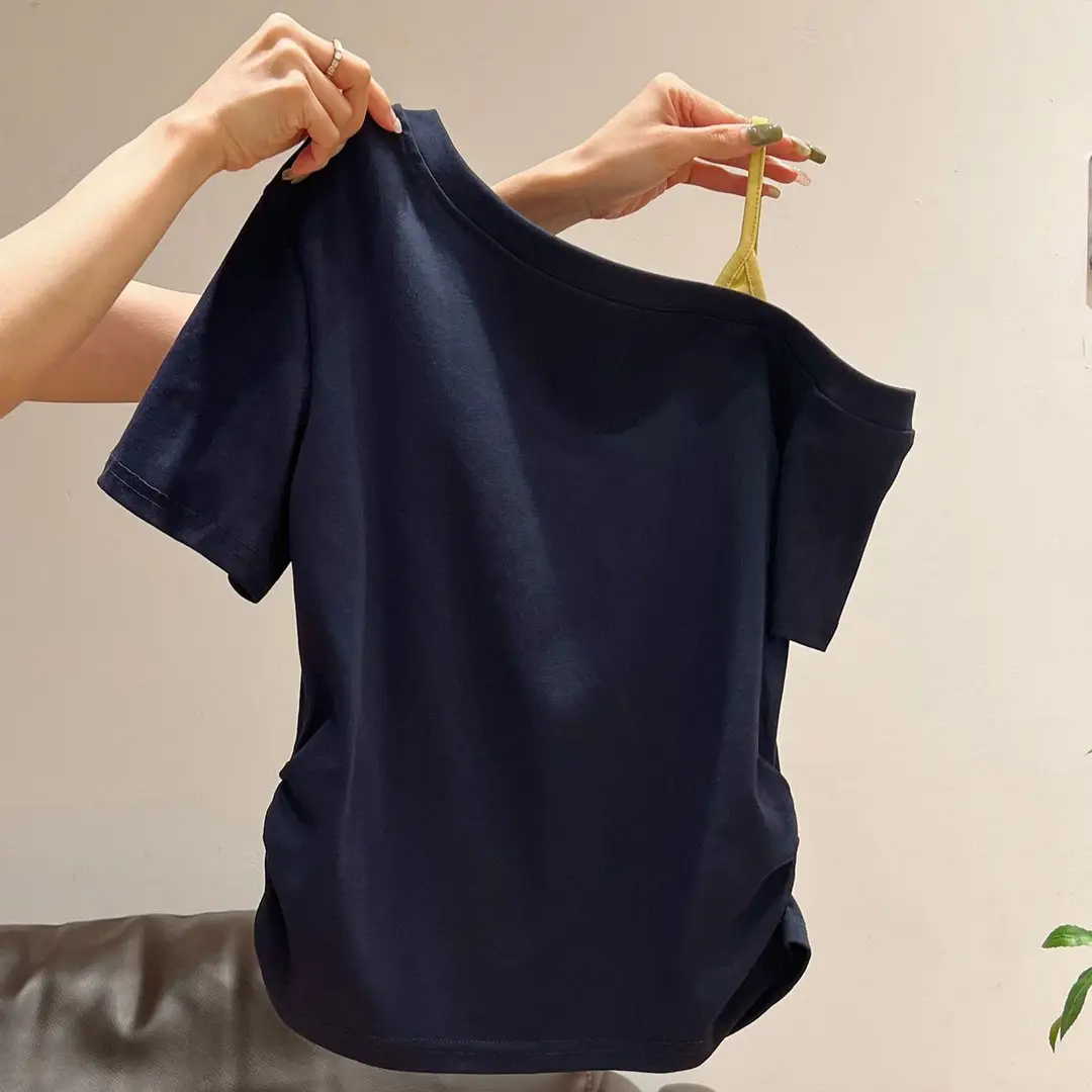 Korean-Style Gray Lettered One-Shoulder Short-Sleeve T-Shirt for Women, Pleated Slim-Fit, Summer New Off-Shoulder Design Top for Women