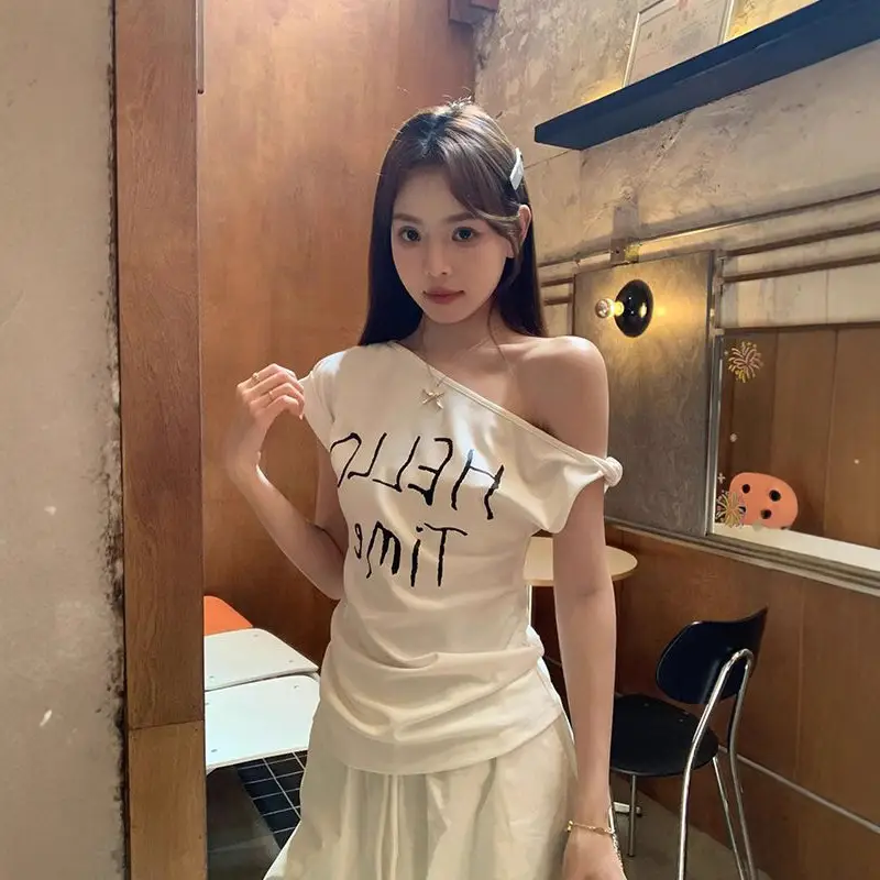 Korean-Style Gray Lettered One-Shoulder Short-Sleeve T-Shirt for Women, Pleated Slim-Fit, Summer New Off-Shoulder Design Top for Women