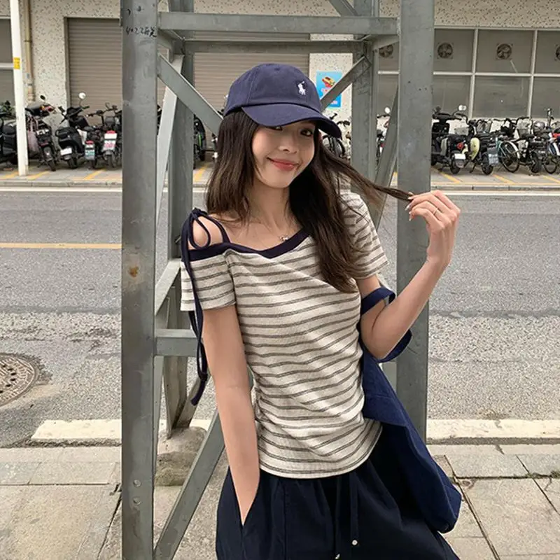 Korean-Style Gray Lettered One-Shoulder Short-Sleeve T-Shirt for Women, Pleated Slim-Fit, Summer New Off-Shoulder Design Top for Women