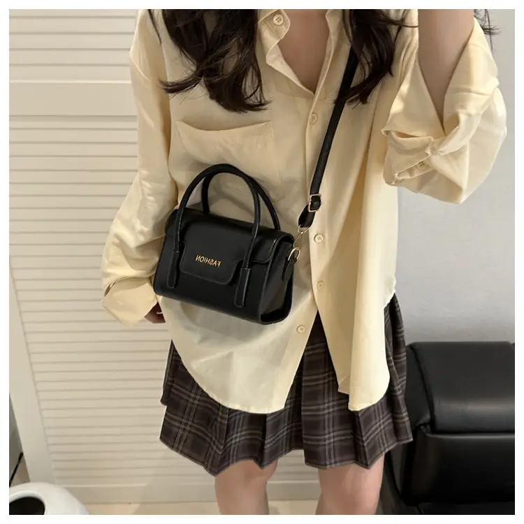 2025 Trendy Black Fashion Shoulder Bag with Gold Logo — feature 7
