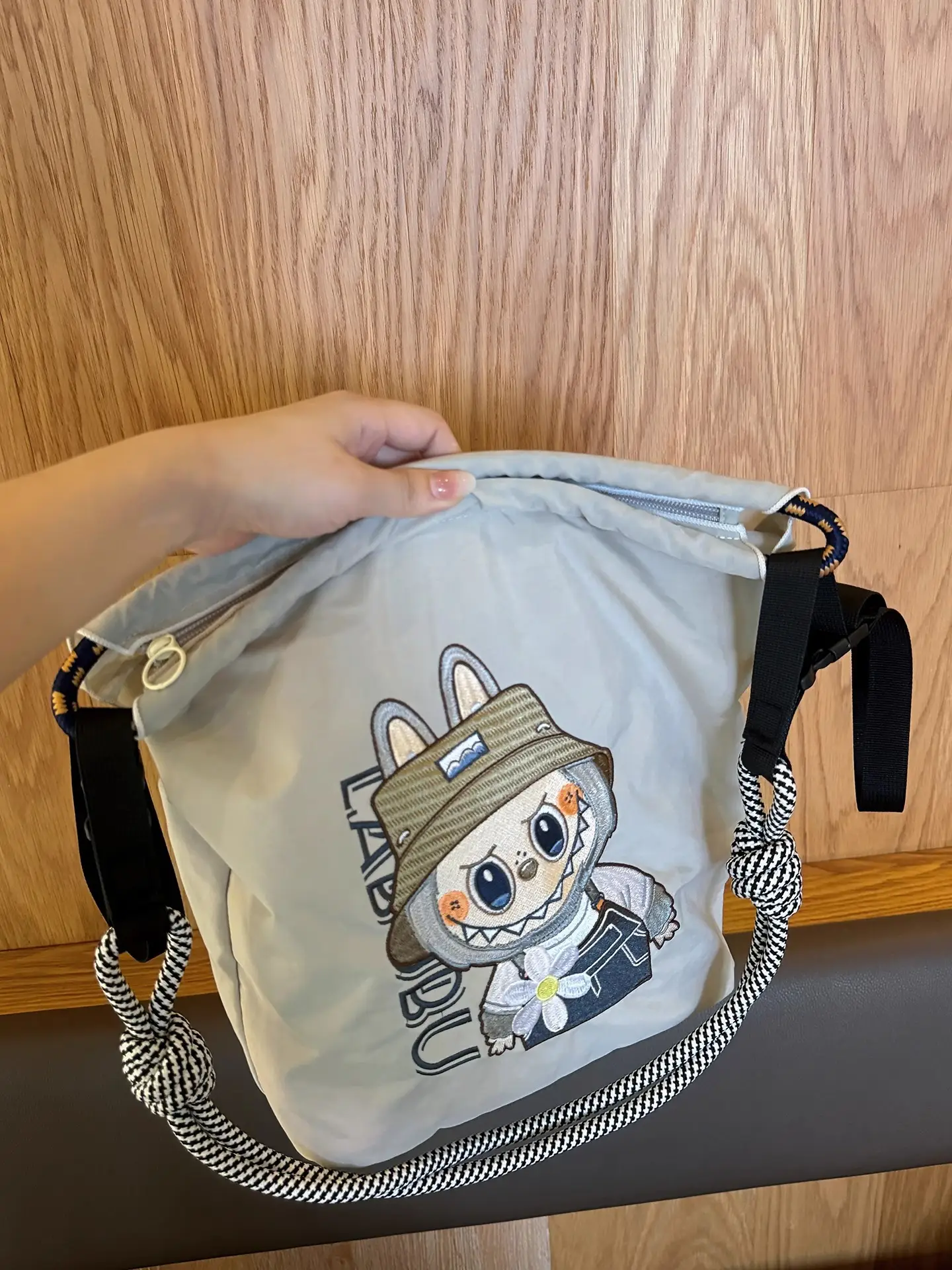 Adjustable Embroidered Zipper Bucket Bag for Girls — feature 2