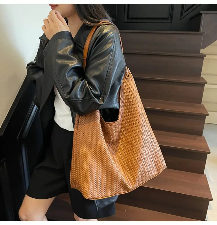 Women's Retro Brown Textured Shoulder Bag 2025 — feature 10