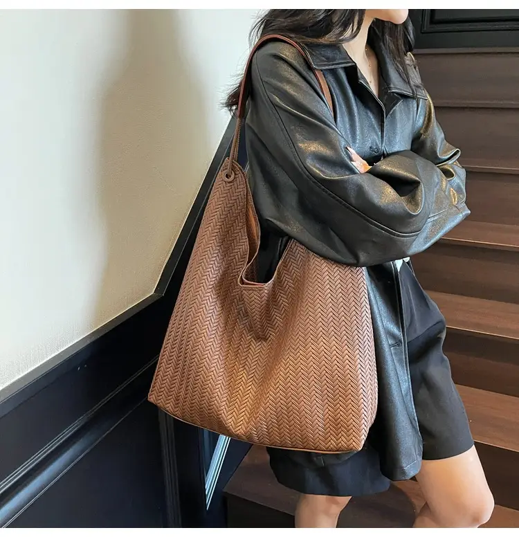 Women's Retro Brown Textured Shoulder Bag 2025 — feature 11