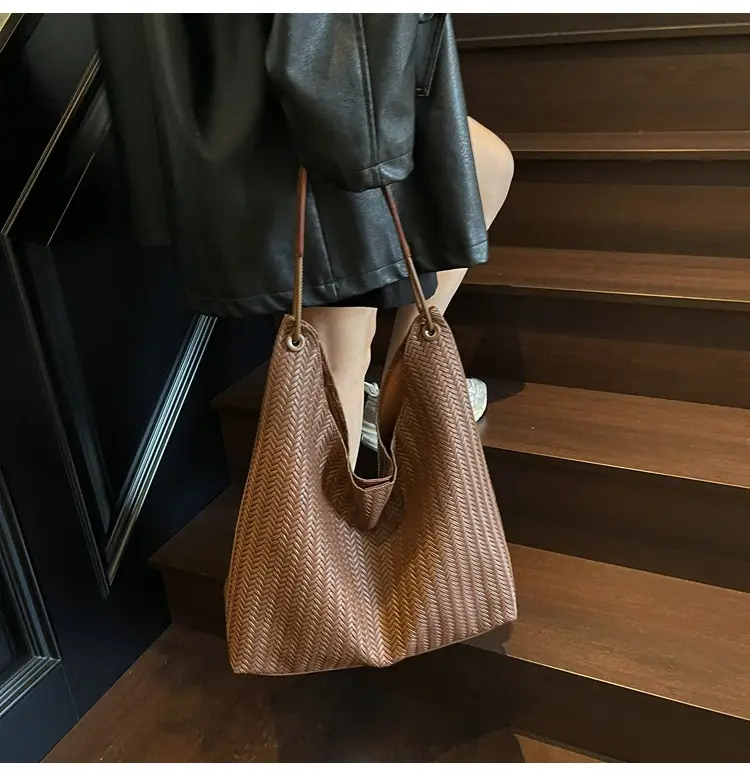 Women's Retro Brown Textured Shoulder Bag 2025 — feature 12
