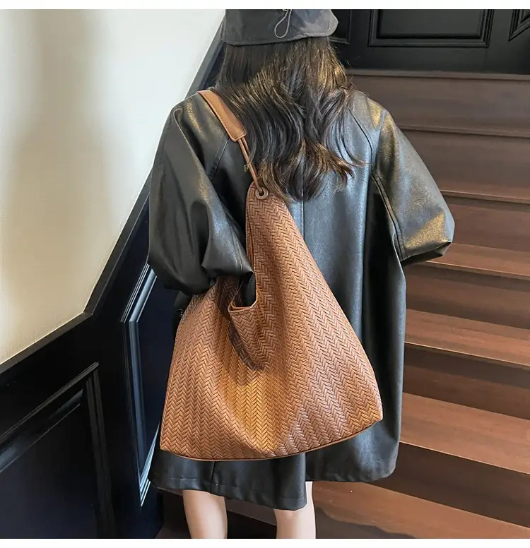 Women's Retro Brown Textured Shoulder Bag 2025 — feature 13