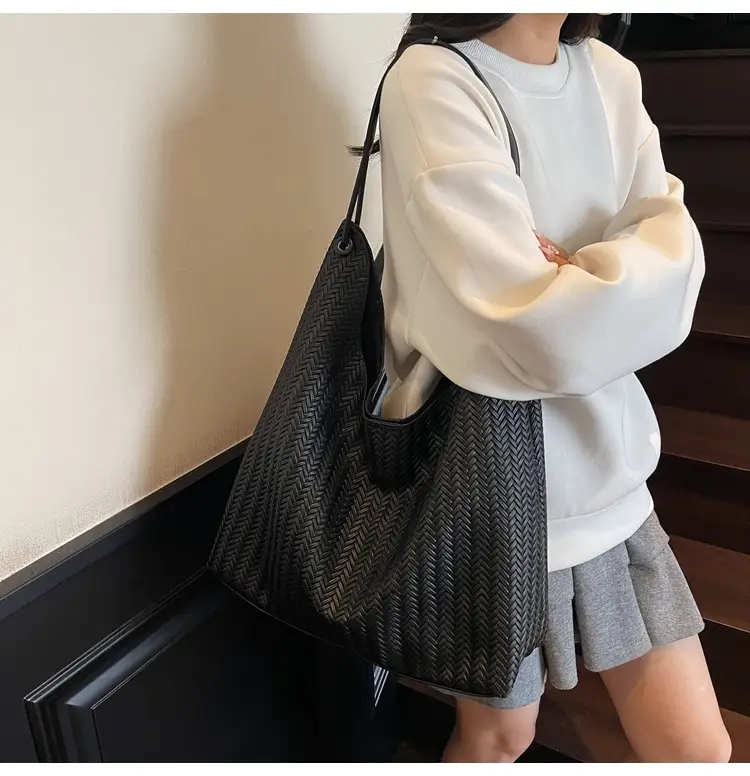 Women's Retro Brown Textured Shoulder Bag 2025 — feature 14