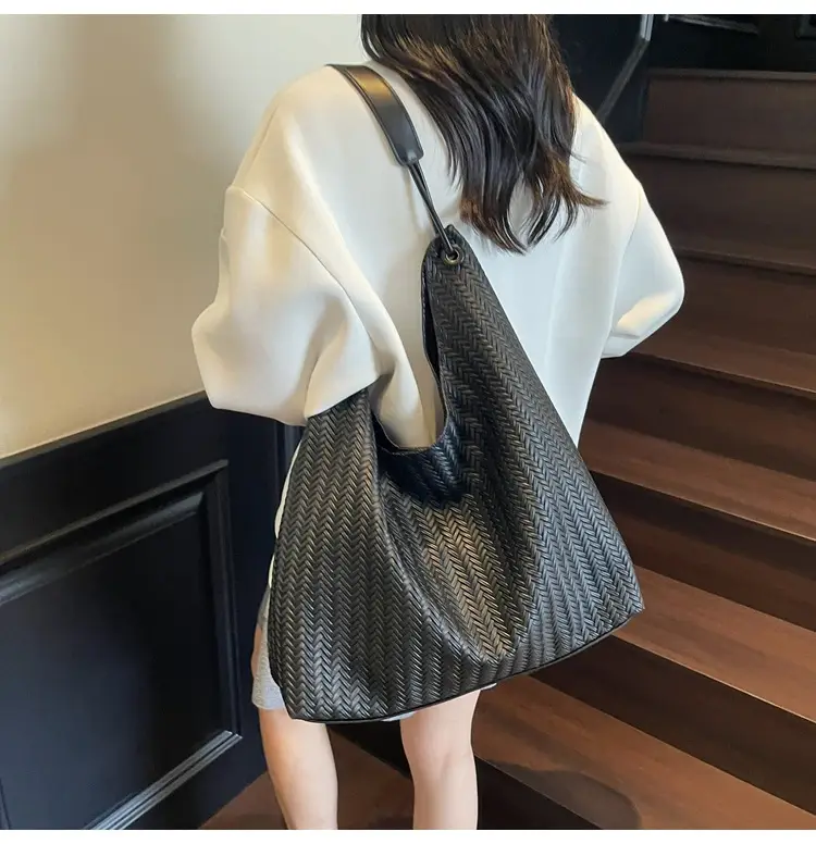 Women's Retro Brown Textured Shoulder Bag 2025 — feature 15