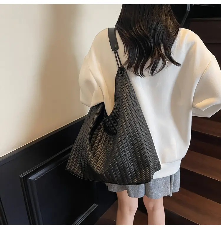 Women's Retro Brown Textured Shoulder Bag 2025 — feature 16