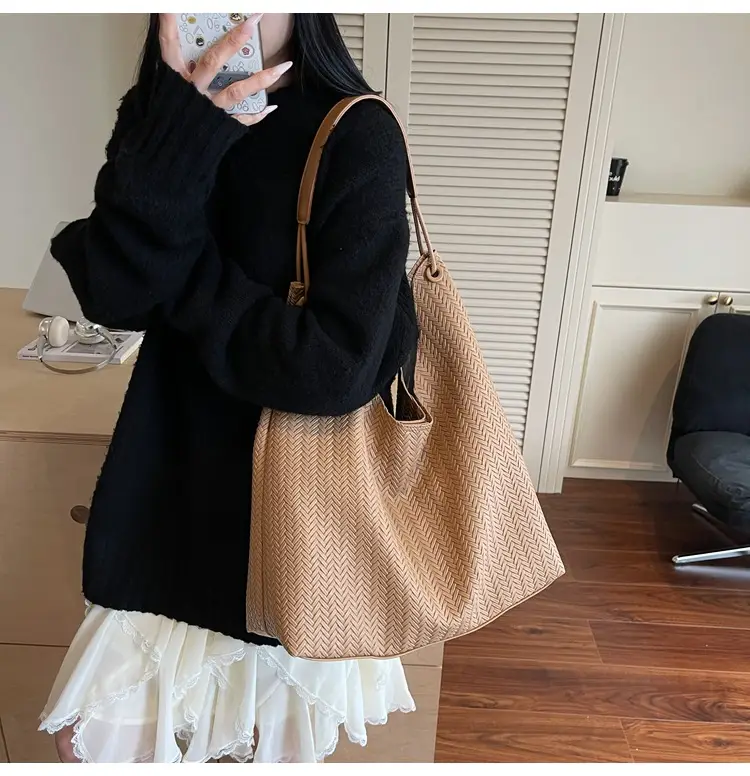 Women's Retro Brown Textured Shoulder Bag 2025 — feature 20