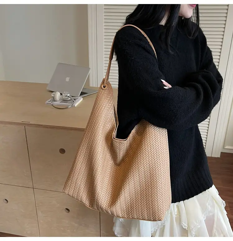 Women's Retro Brown Textured Shoulder Bag 2025 — feature 21