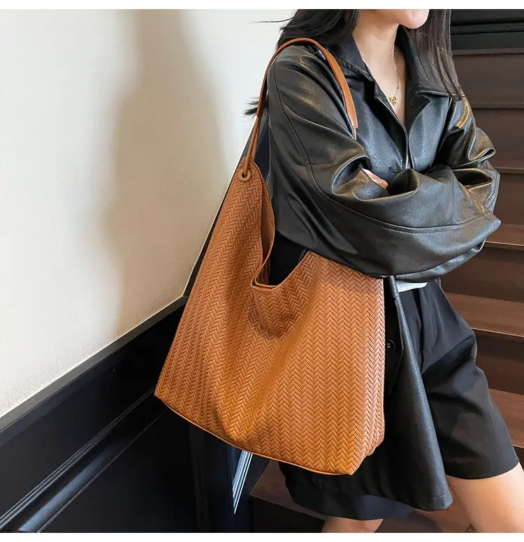 Women's Retro Brown Textured Shoulder Bag 2025 — feature 8