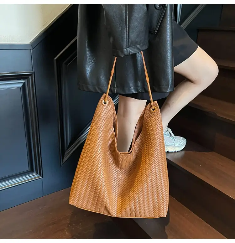 Women's Retro Brown Textured Shoulder Bag 2025 — feature 9