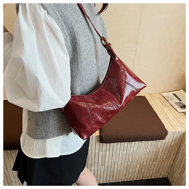 Black Leather Crossbody Bag 2025 Retro Design — feature 10
