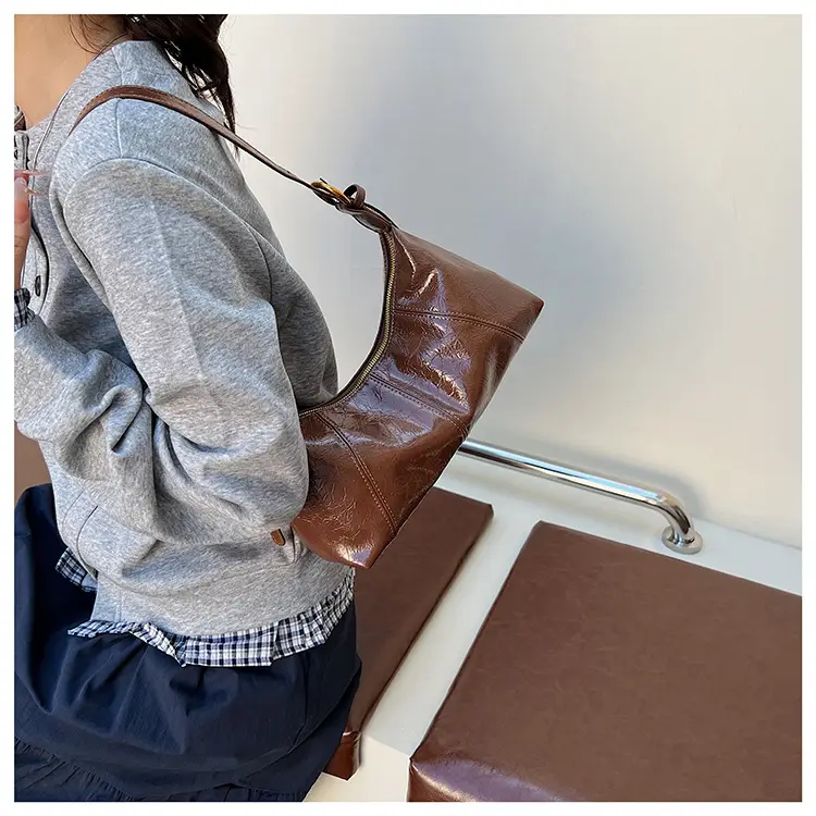 Black Leather Crossbody Bag 2025 Retro Design — feature 3
