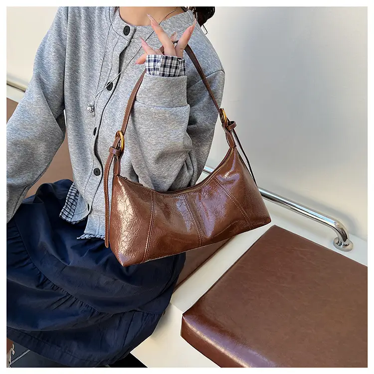 Black Leather Crossbody Bag 2025 Retro Design — feature 4