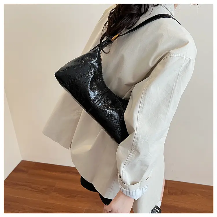 Black Leather Crossbody Bag 2025 Retro Design — feature 5