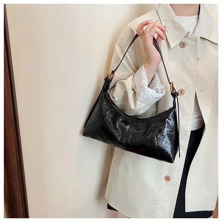 Black Leather Crossbody Bag 2025 Retro Design — feature 6