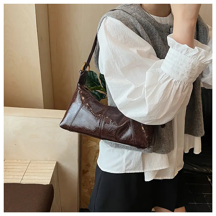 Black Leather Crossbody Bag 2025 Retro Design — feature 8