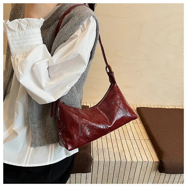 Black Leather Crossbody Bag 2025 Retro Design — feature 9