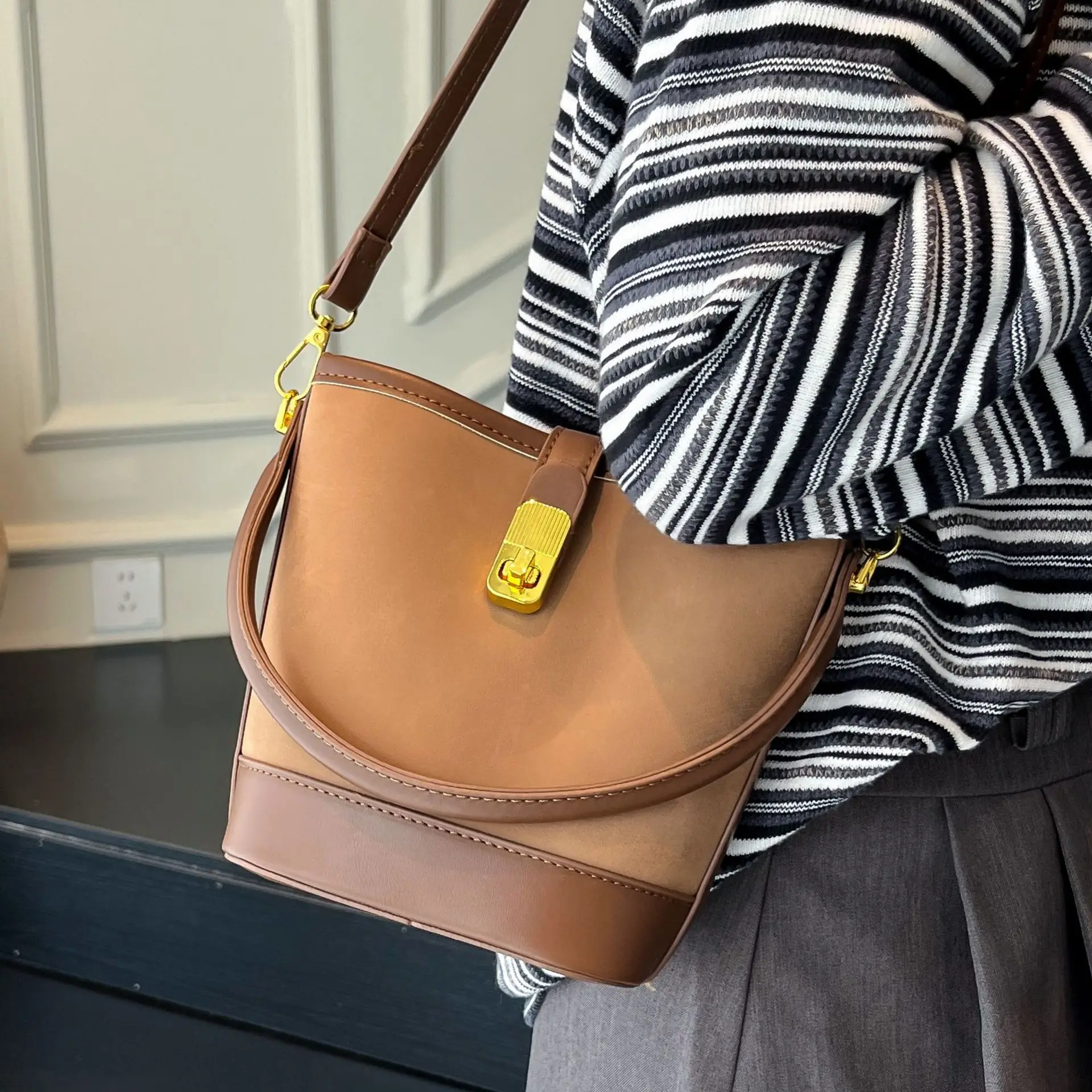 Women's Retro Bucket Bag Brown Leather Shoulder Crossbody - Image 6