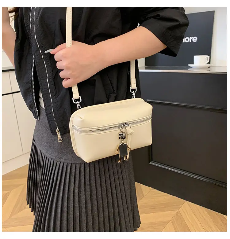 Black High-End Cosmetic Bag for Women — feature 18