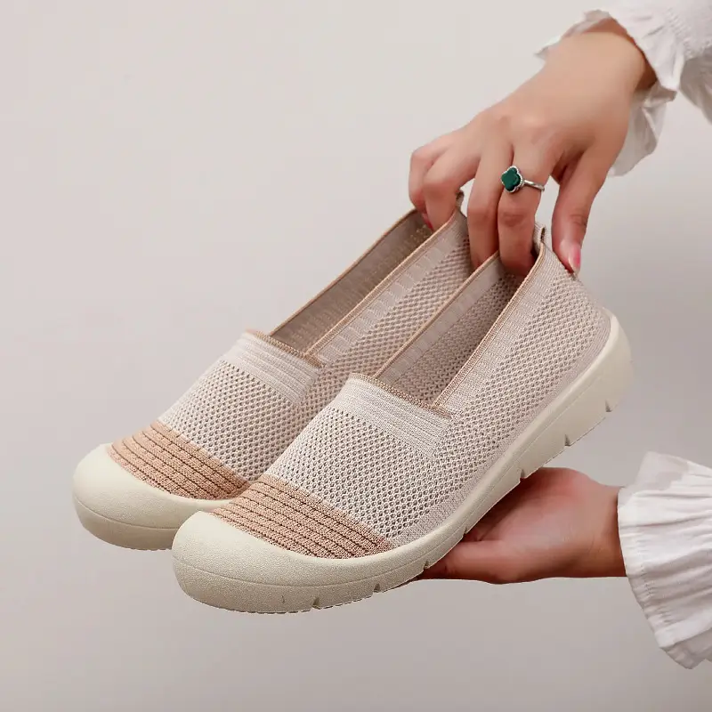 2026 Summer New Style Women's Old Beijing Cloth Shoes, Casual Fly-Knit Mesh Comfortable Non-Slip Soft-Soled Casual Mom Shoes - Image 2