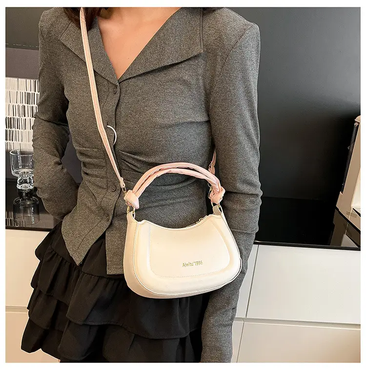 French Retro Niche Commuter Bag Cream 2025 — feature 12