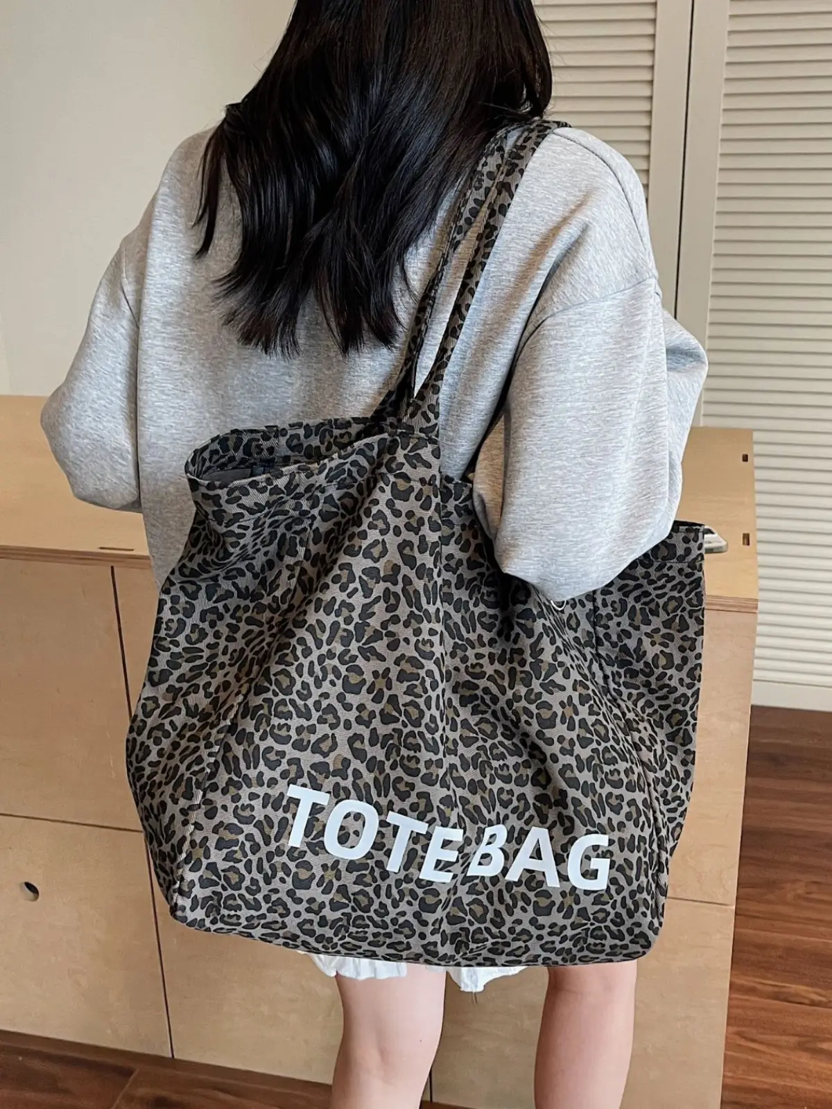 Leopard Print Large Capacity Women's Canvas Tote Bag - Image 5