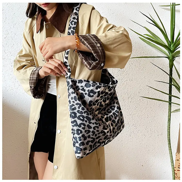 Leopard Print Large Capacity Women's Tote Bag — feature 13