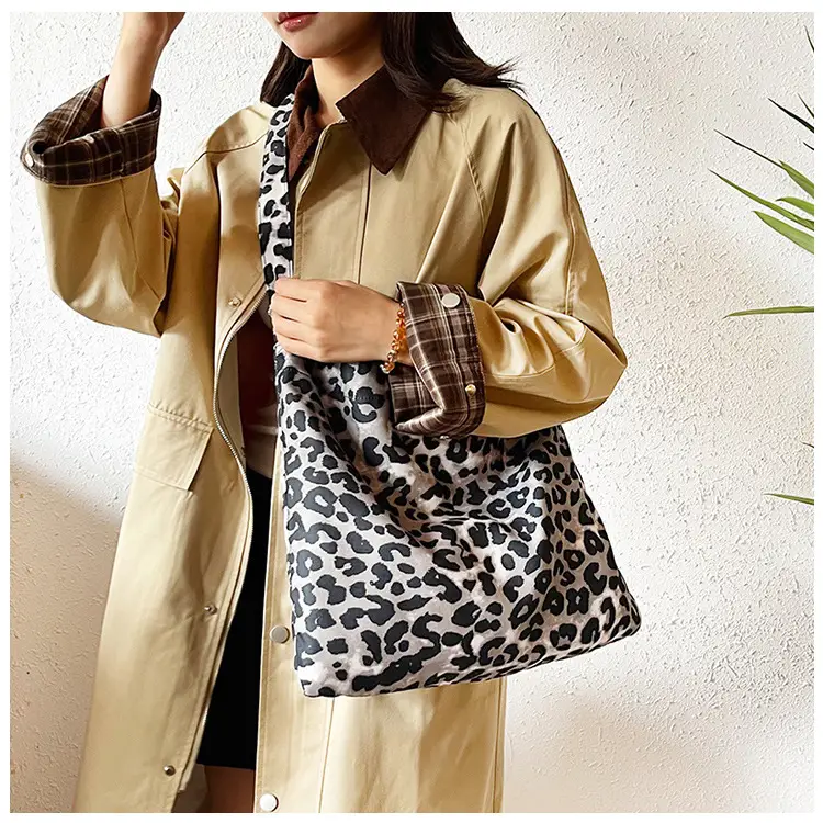 Leopard Print Large Capacity Women's Tote Bag — feature 2